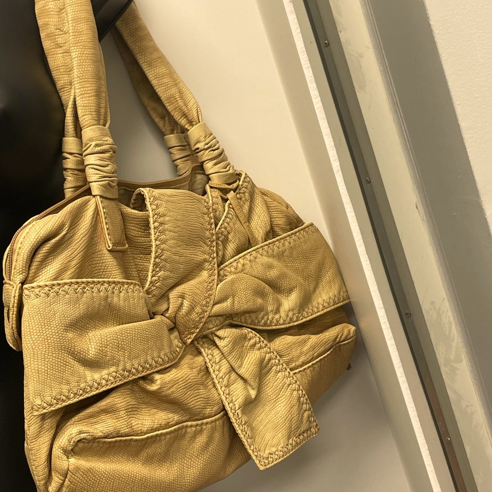 Marc Ecko beige bow front short 2 strap pocketbook w/lots of room n pockets